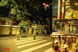 [Ảnh] Những "chốt chặn sống" trắng đêm ngăn Covid-19