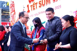 Ấm áp Tết Sum vầy, chia sẻ yêu thương