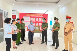 Tuổi trẻ Công an Thủ đô tiếp sức chống dịch tại các điểm bầu cử