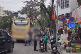 Chủ tịch Hà Nội yêu cầu xử lý nghiêm xe trên 16 chỗ vẫn ra vào phố cổ trong khung giờ cấm