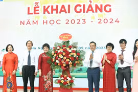 Chủ tịch Hà Nội đánh trống khai giảng tại trường THPT Chuyên Hà Nội - Amsterdam