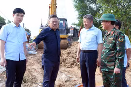 Chủ tịch Hà Nội kiểm tra thực địa hai xã bị ngập nặng, chỉ đạo hỗ trợ người dân nhanh chóng ổn định đời sống