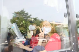 Sinh viên Đại học Y Hà Nội với biểu tượng chiến thắng khi lên đường chi viện điểm nóng Covid-19 ở Bắc Ninh