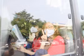 Sinh viên Đại học Y Hà Nội với biểu tượng chiến thắng khi lên đường chi viện điểm nóng Covid-19 ở Bắc Ninh