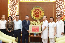 Chủ tịch Hà Nội tri ân các y bác sỹ dịp 69 năm Ngày Thầy thuốc Việt Nam