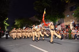 Đoàn quân uy nghiêm diễu binh giữa lòng nhân dân nồng thắm