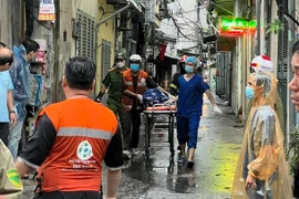 Chủ tịch Hà Nội tặng bằng khen nhiều người dân tham gia chữa cháy, cứu người ở phố Khương Hạ