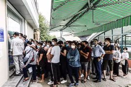 Hà Nội hỏa tốc đề nghị chấn chỉnh việc 'biển người' chen chân chờ xét nghiệm Covid-19