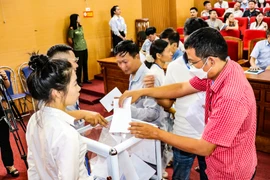 Cử tri Hà Nội lo lắng về tình trạng đấu giá đất cao rồi bỏ cọc