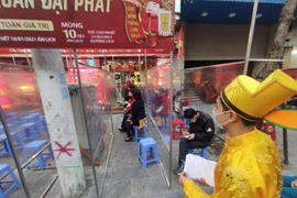 Video: Người dân xếp hàng qua tấm chắn chờ mua vàng ngày Vía Thần tài, giả cả như ngày thường