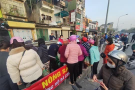 Người dân tấp nập mua nông sản Hải Dương, nhóm "giải cứu" kêu gọi đảm bảo giãn cách