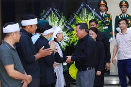 Lãnh đạo Thành ủy, Sở Y tế Hà Nội đến viếng lễ tang của hai gia đình nạn nhân vụ hỏa hoạn 