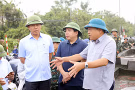 Chủ tịch Hà Nội thị sát, yêu cầu di chuyển triệt để người và tài sản, chăm lo chu đáo người dân vùng ngập