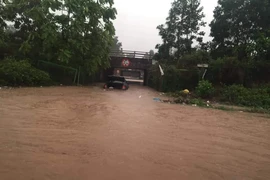 Hầm chui số 9 đại lộ Thăng Long ngập sâu do mưa lớn