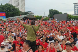 "Biển người" hát vang những bài hát cách mạng, chờ xem tổng hợp luyện diễu binh, diễu hành