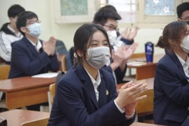 Hình ảnh mới nhất về ngày đầu tiên học sinh lớp 12 ở trung tâm Hà Nội trở lại trường