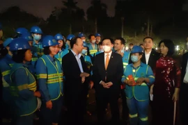 Bí thư Thành ủy Vương Đình Huệ cảm ơn và động viên công nhân môi trường trực đêm Giao thừa