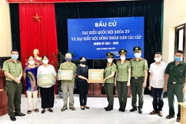 Thêm một hoạt động thiết thực hướng tới lực lượng Công an Thủ đô ở tuyến đầu chống dịch và các điểm bầu cử 