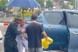 Công an Hà Nội chở người cao tuổi qua "biển nước" đi cấp cứu kịp thời 