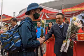 Chủ tịch Hà Nội Trần Sỹ Thanh động viên tân binh huyện Đông Anh lên đường nhập ngũ năm 2023