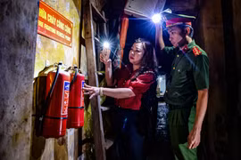 Giám đốc CATP Hà Nội đề nghị trang cấp bình chữa cháy cho hộ gia đình khó khăn