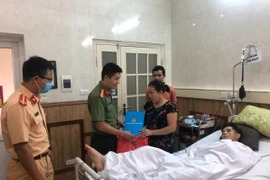 Thăm hỏi Thiếu úy CSGT bị tai nạn khi dọn chướng ngại vật trên đường