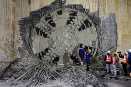 Khoảnh khắc robot đào hầm "Thần tốc" xuyên lòng đất tiến vào ga S10-Cát Linh