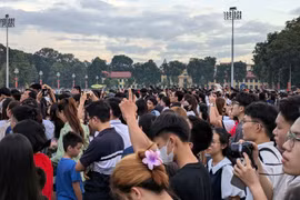 Hàng nghìn người cùng hát Quốc ca khi dự lễ thượng cờ sáng 2-9 tại Hà Nội