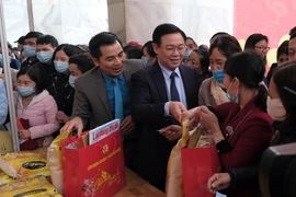 Bí thư Thành ủy Vương Đình Huệ thăm hỏi, động viên công nhân dự chương trình "Tết Sum vầy"