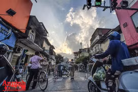 [ẢNH] Cận cảnh những phút trước khi phường Văn Miếu cách ly y tế toàn bộ đến 4/9