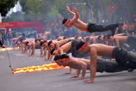 Choáng ngợp màn biểu diễn khí công của Công an nhân dân Việt Nam ở trung tâm Hà Nội