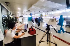 Hà Nội: Người nhập cảnh phải tiêm đủ 2 liều vaccine hoặc có giấy xác nhận khỏi bệnh, cách ly 7 ngày