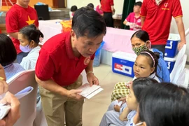 CLB Doanh nhân họ Phan và thân hữu miền Bắc chia sẻ với bệnh nhân khó khăn Viện Huyết học – Truyền máu Trung ương