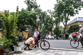 CSGT Hà Nội sửa xe đạp giúp học sinh đến trường