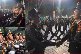 Khoảnh khắc đặc biệt khi cha con người lính Công an Hà Nội gặp nhau trên quảng trường Ba Đình ngày Quốc khánh