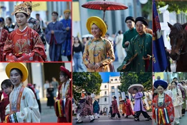 Xem thiếu nữ Hà Nội cưỡi ngựa, mặc cổ phục tuyệt đẹp diễu hành bên hồ Gươm