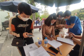 Người dân muốn vào lễ đền Quán Thánh phải quét mã QR hoặc khai tờ khai y tế