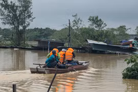 Nước sông Hồng lên nhanh, tràn vào khu dân cư ngoài bãi