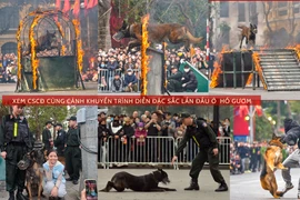 Xem Cảnh sát cơ động cùng cảnh khuyển lần đầu trình diễn đặc sắc bên hồ Gươm