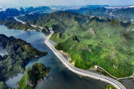 Nhìn từ flycam tuyến đường bao biển đẹp độc đáo chưa từng có của Việt Nam 