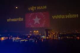 Cận cảnh màn trình diễn ánh sáng tuyệt đẹp đón Tết 2025 bên hồ Tây Hà Nội