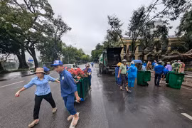 Hà Nội yêu cầu khẩn trương dọn dẹp rác sau bão, trực 24/24 đảm bảo an toàn các khu xử lý rác
