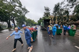 Hà Nội yêu cầu khẩn trương dọn dẹp rác sau bão, trực 24/24 đảm bảo an toàn các khu xử lý rác