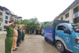 Thanh niên Công an Thủ đô đội mưa chuyển hàng tiếp sức tuyến đầu ở tâm dịch Bắc Ninh