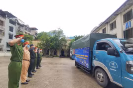 Thanh niên Công an Thủ đô đội mưa chuyển hàng tiếp sức tuyến đầu ở tâm dịch Bắc Ninh