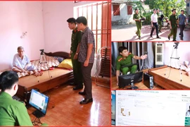 Công an xã đảo ở Hà Nội đến nhà thu nhận dữ liệu cấp đổi thẻ cho đảng viên cao tuổi