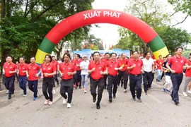 Chủ tịch Hà Nội chạy bộ quanh hồ Gươm hưởng ứng ngày Olympic vì sức khỏe toàn dân