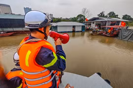 Mực nước các sông ở mức cao, Hà Nội yêu cầu không để người dân đến khu vực có nguy cơ sạt lở