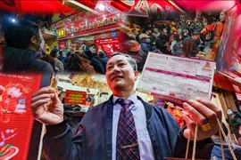 Người Hà Nội xếp hàng từ 4h sáng chờ mua vàng lấy may ngày Vía Thần Tài xuân Quý Mão