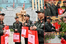 Trao tặng gần 1300 suất quà của Giám đốc CATP Hà Nội động viên cán bộ, chiến sỹ trực tết